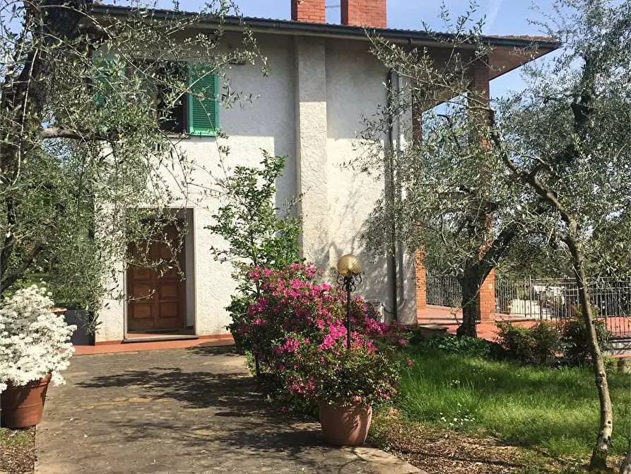 Immagine 1 di Villa in vendita  in Montecarlo  a Montecarlo