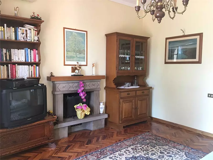 Immagine 2 di Villa in vendita  in Montecarlo  a Montecarlo