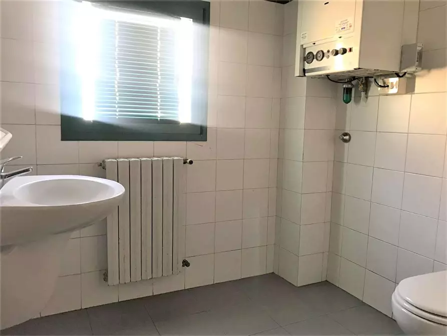 Immagine 16 di Ufficio in affitto  in via don sirio politi 43 a Lucca