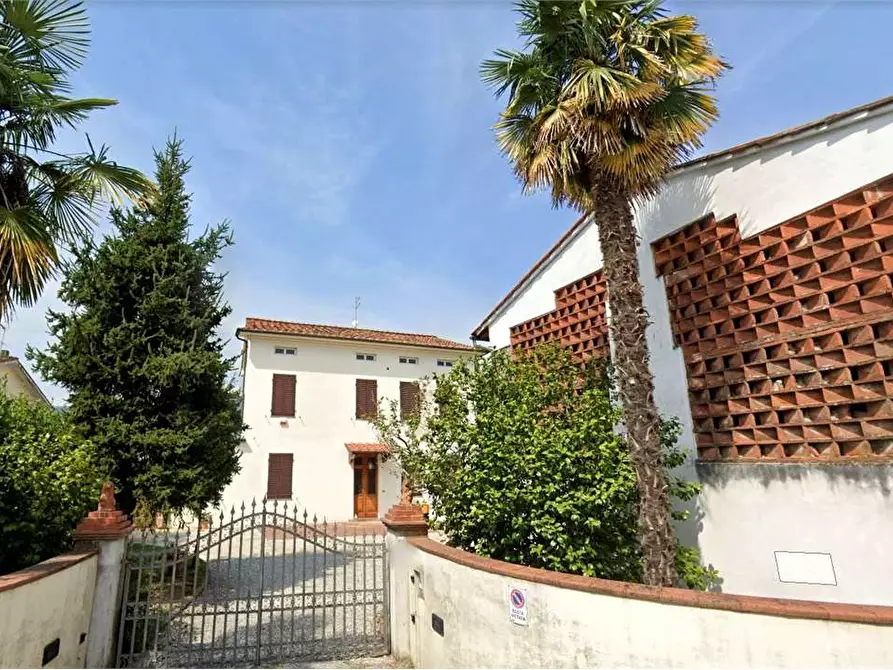 Immagine 1 di Villa in vendita  in Lammari a Capannori