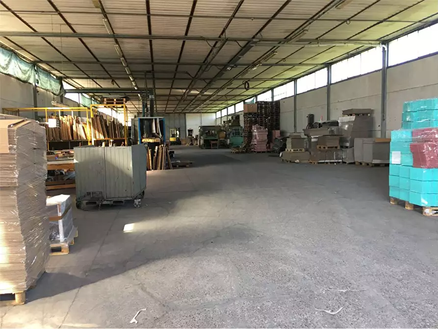 Immagine 3 di Capannone industriale in vendita  in capannori a Capannori