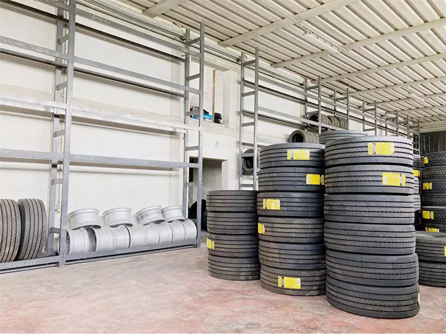 Immagine 2 di Capannone industriale in affitto  in marlia a Capannori