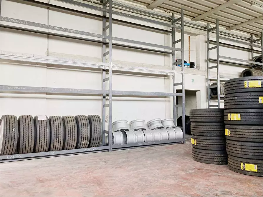 Immagine 3 di Capannone industriale in affitto  in marlia a Capannori