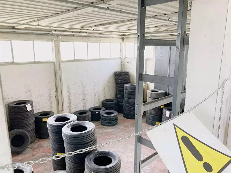 Immagine 4 di Capannone industriale in affitto  in marlia a Capannori