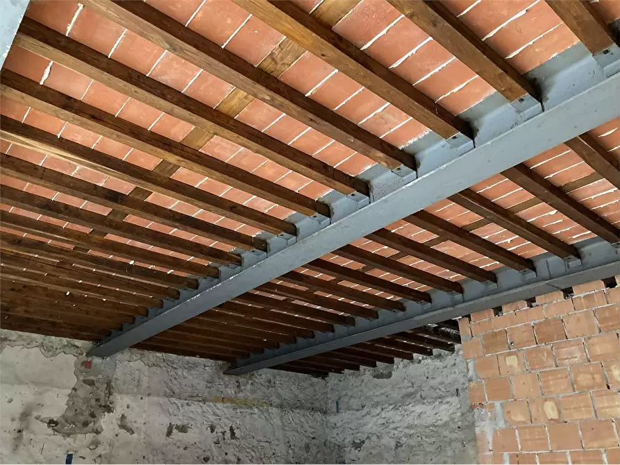Immagine 3 di Porzione di casa in vendita  in sesto di  moriano a Lucca