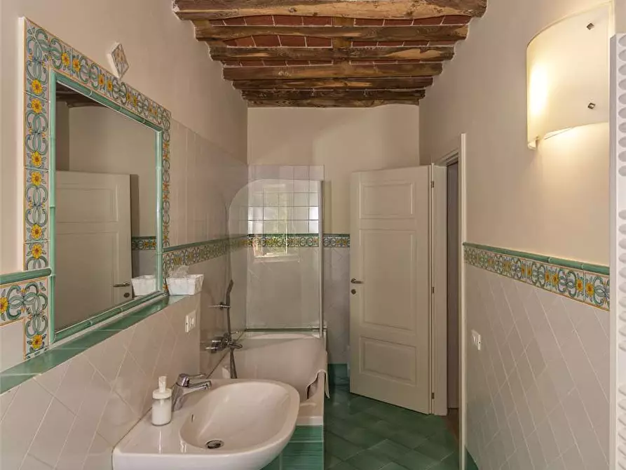 Immagine 12 di Rustico / casale in vendita  in capannori a Capannori