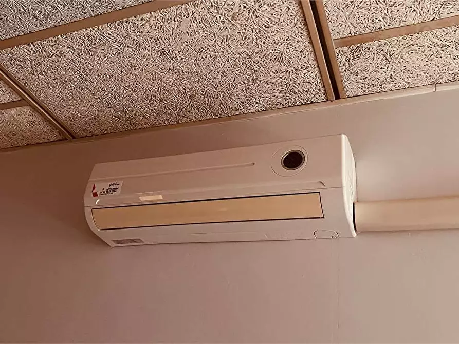 Immagine 4 di Ufficio in affitto  a Capannori