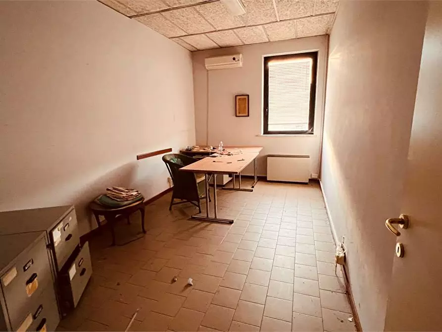 Immagine 2 di Ufficio in affitto  a Capannori