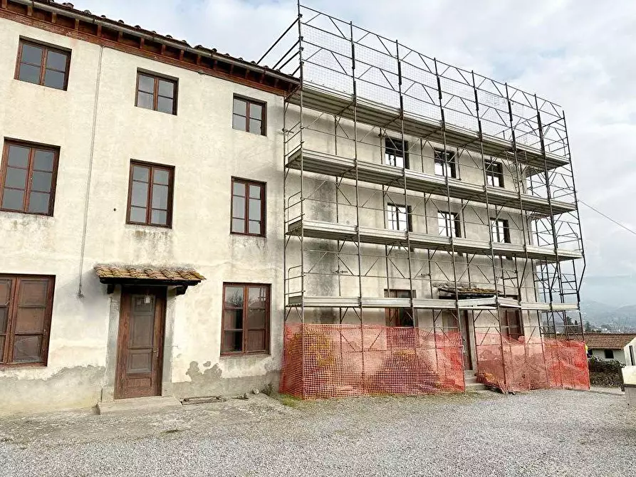 Immagine 1 di Porzione di casa in vendita  a Lucca