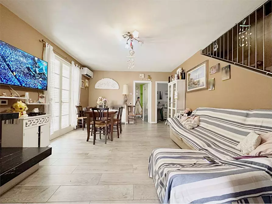 Immagine 2 di Villa in vendita  in via delle ville  493 a Capannori