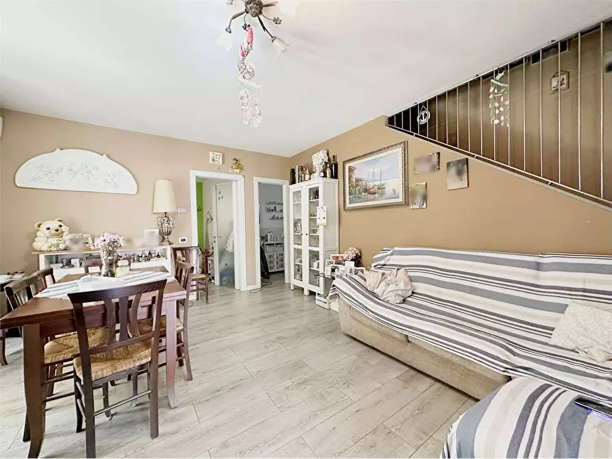 Immagine 5 di Villa in vendita  in via delle ville  493 a Capannori