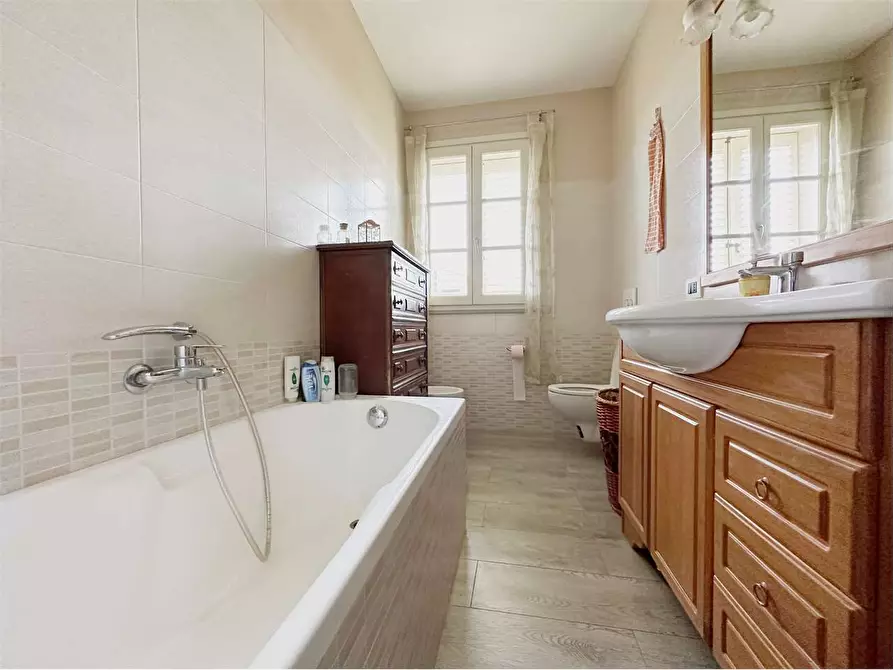 Immagine 22 di Villa in vendita  in via delle ville  493 a Capannori