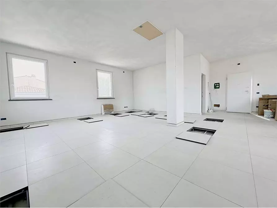 Immagine 2 di Ufficio in affitto  in Lunata  a Capannori