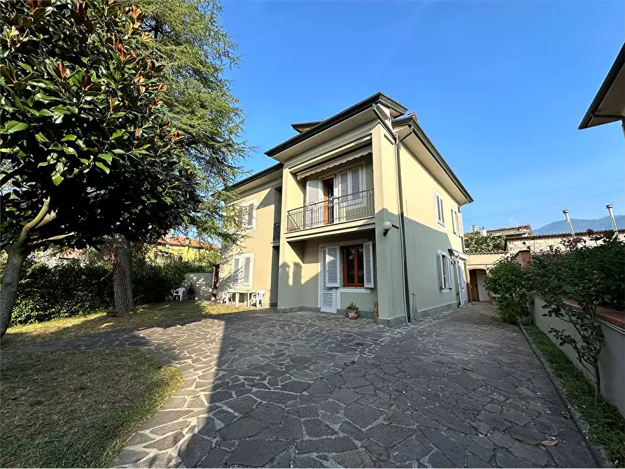 Immagine 1 di Casa bifamiliare in vendita  in via delle ville  493 a Capannori