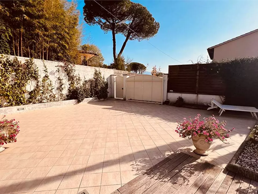 Immagine 5 di Villa in vendita  in monte san quirico a Lucca