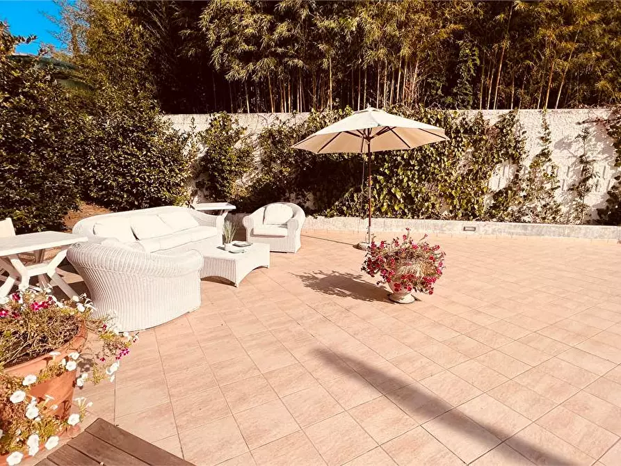 Immagine 4 di Villa in vendita  in monte san quirico a Lucca