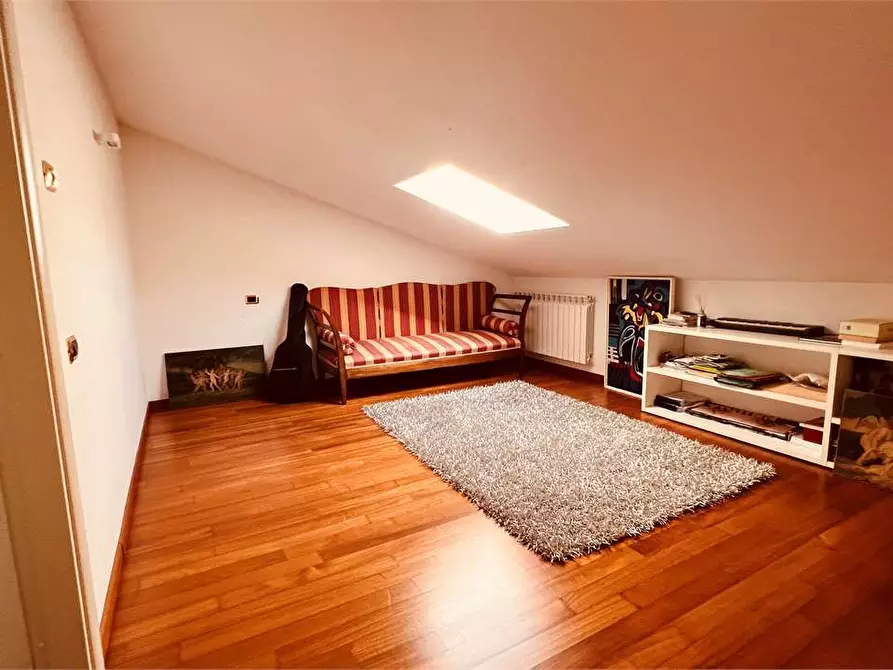 Immagine 18 di Villa in vendita  in monte san quirico a Lucca