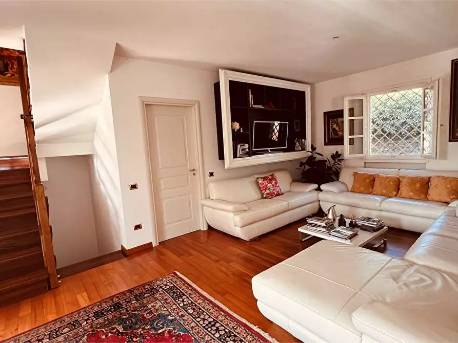 Immagine 10 di Villa in vendita  in monte san quirico a Lucca