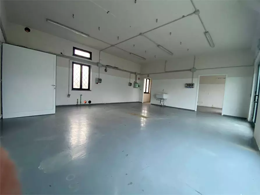 Immagine 20 di Laboratorio in affitto  in via delle ville  493 a Capannori