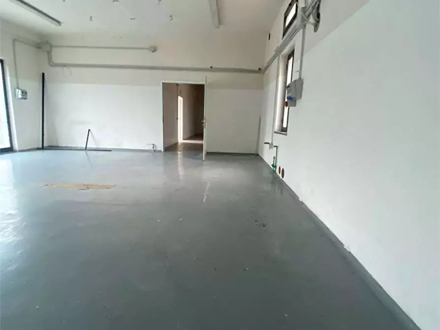 Immagine 26 di Laboratorio in affitto  in via delle ville  493 a Capannori