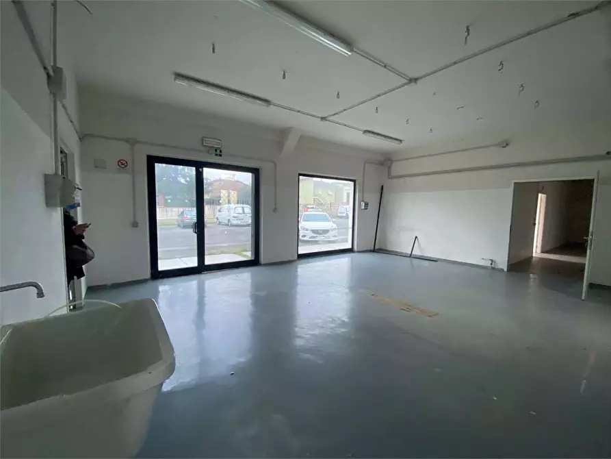 Immagine 27 di Laboratorio in affitto  in via delle ville  493 a Capannori