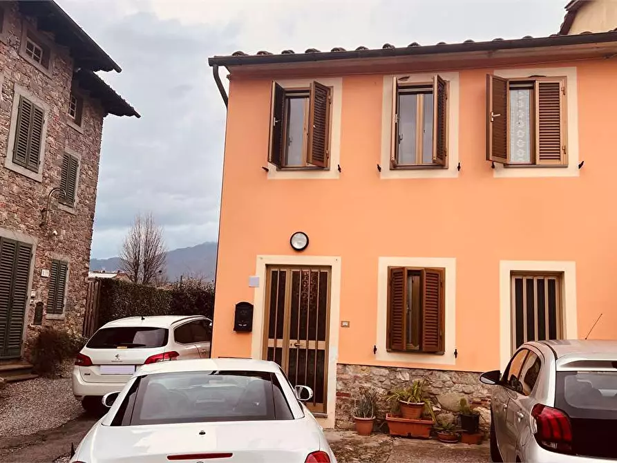 Immagine 1 di Porzione di casa in vendita  in via stradone di camigliano a Capannori