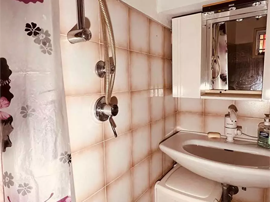 Immagine 8 di Porzione di casa in vendita  in Via del brennero a Lucca