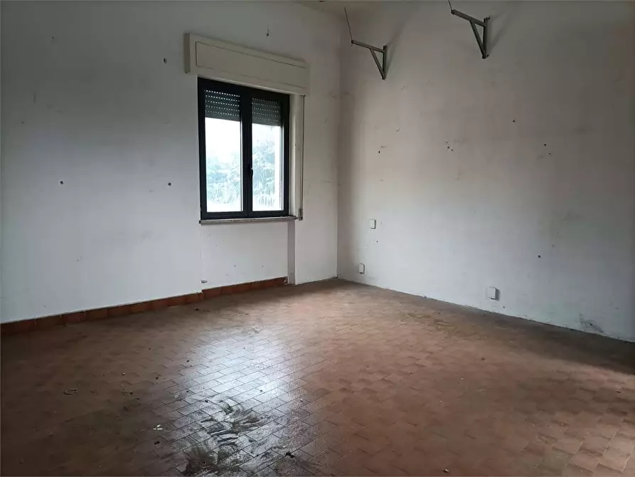 Immagine 13 di Ufficio in vendita  a Capannori