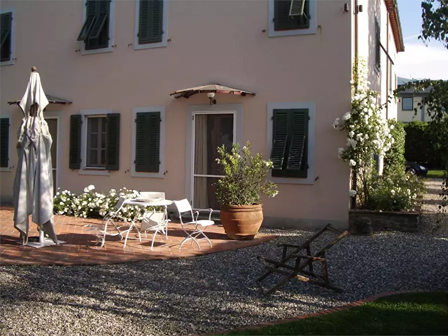 Immagine 3 di Villa in vendita  a Capannori