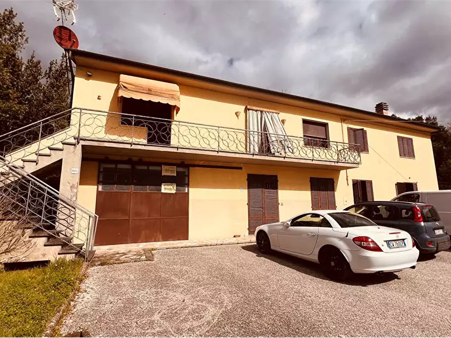 Immagine 1 di Casa bifamiliare in vendita  in via delle ville 493 a Capannori