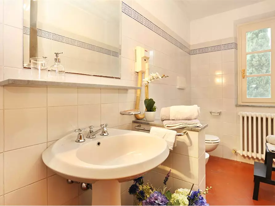 Immagine 25 di Villa in vendita  a Capannori