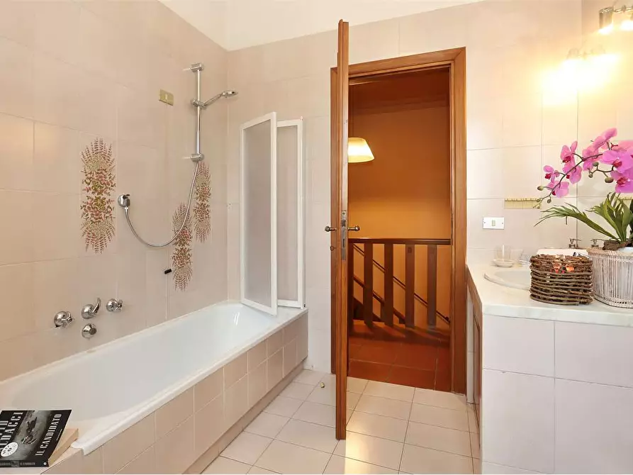 Immagine 33 di Villa in vendita  a Capannori