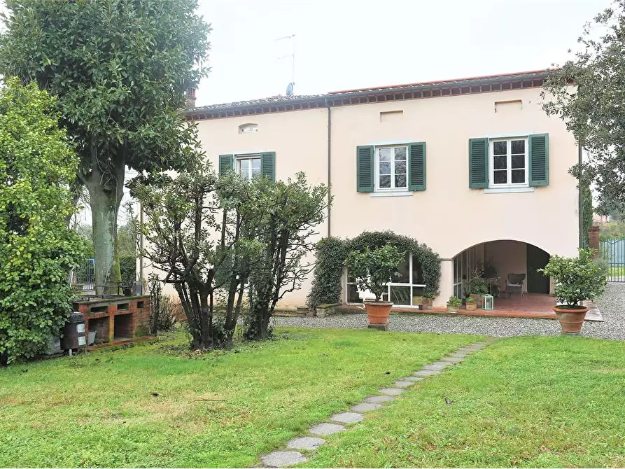 Immagine 40 di Villa in vendita  a Capannori