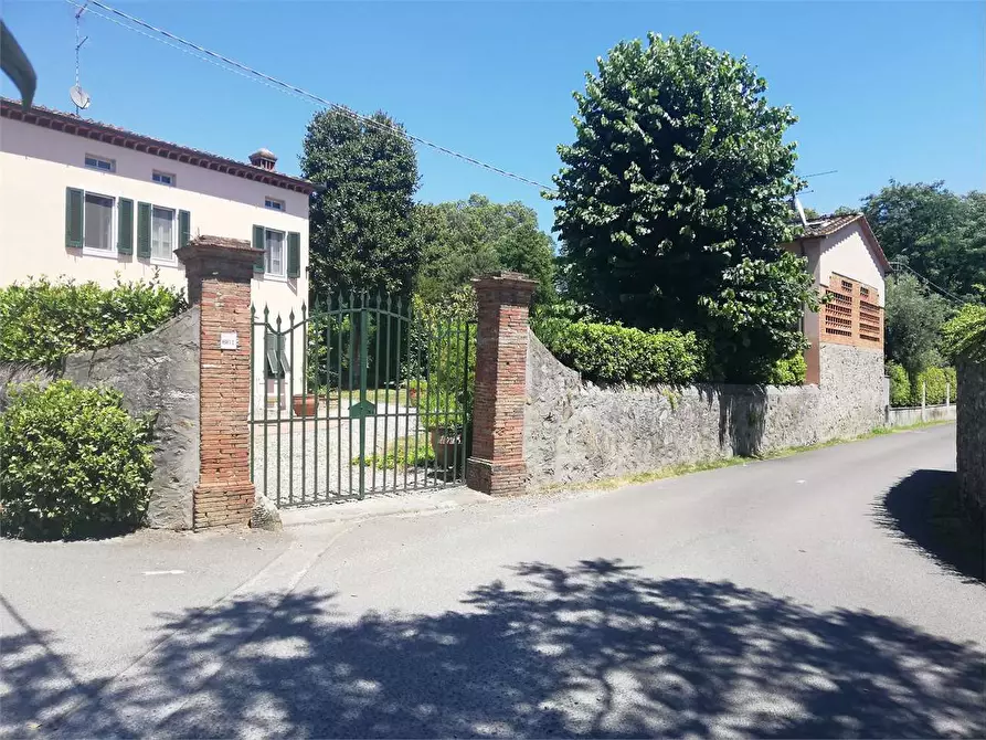 Immagine 45 di Villa in vendita  a Capannori