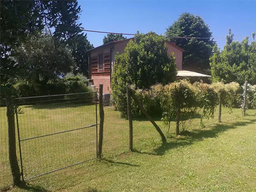 Immagine 48 di Villa in vendita  a Capannori