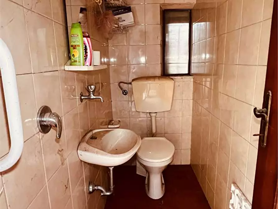 Immagine 19 di Porzione di casa in vendita  in vorno a Capannori