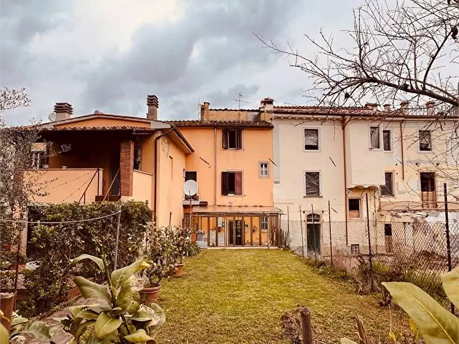 Immagine 1 di Porzione di casa in vendita  in vorno a Capannori