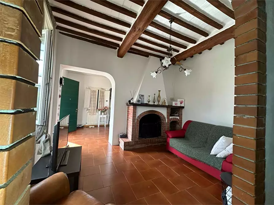 Immagine 1 di Porzione di casa in vendita  a Lucca