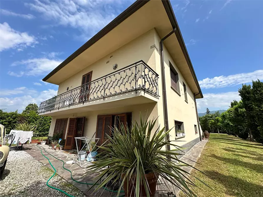 Immagine 2 di Villa in vendita  in Via Lombarda a Capannori