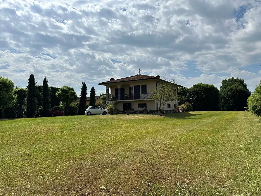 Immagine 1 di Villa in vendita  in Via Lombarda a Capannori