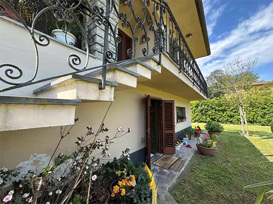 Immagine 30 di Villa in vendita  in Via Lombarda a Capannori