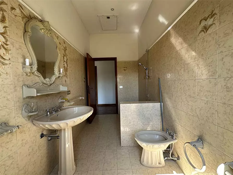 Immagine 27 di Villa in vendita  in Via Lombarda a Capannori