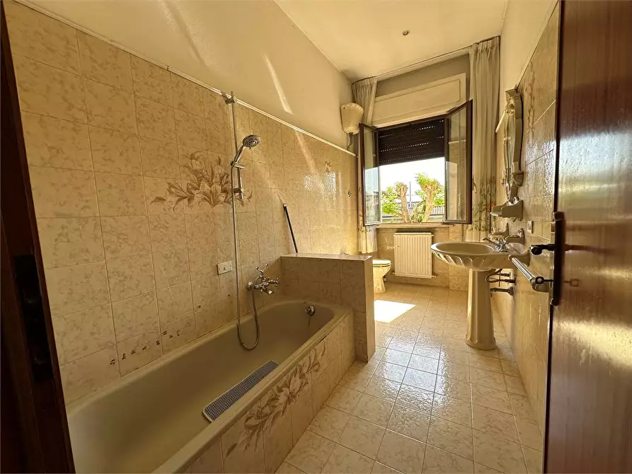 Immagine 26 di Villa in vendita  in Via Lombarda a Capannori