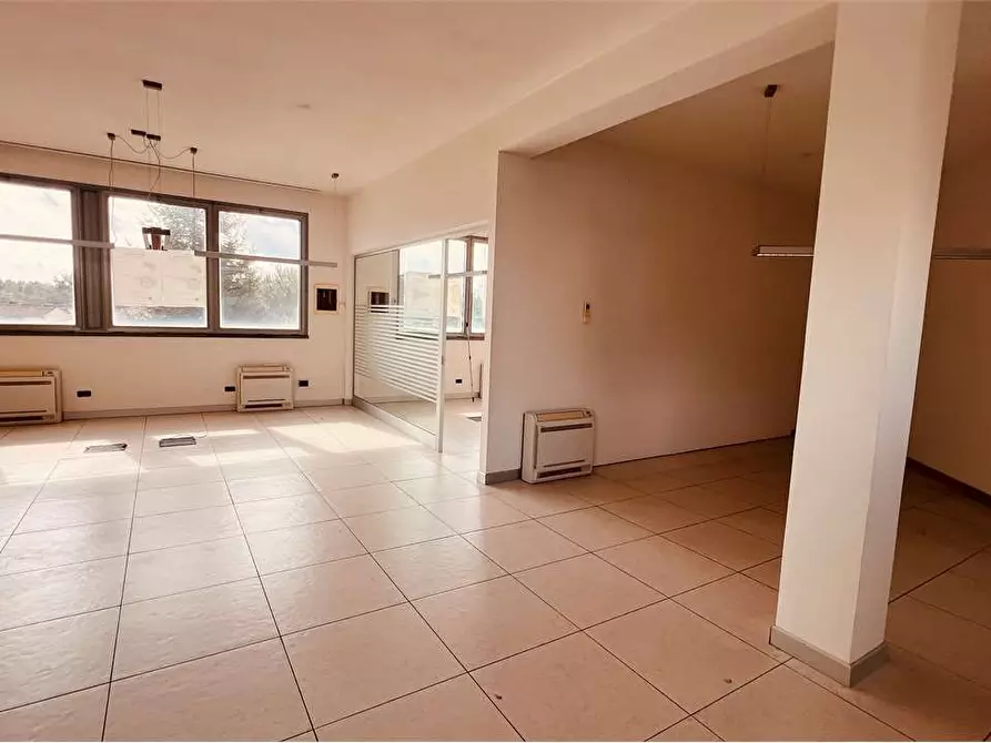 Immagine 18 di Negozio in affitto  in via delle ville  493 a Capannori