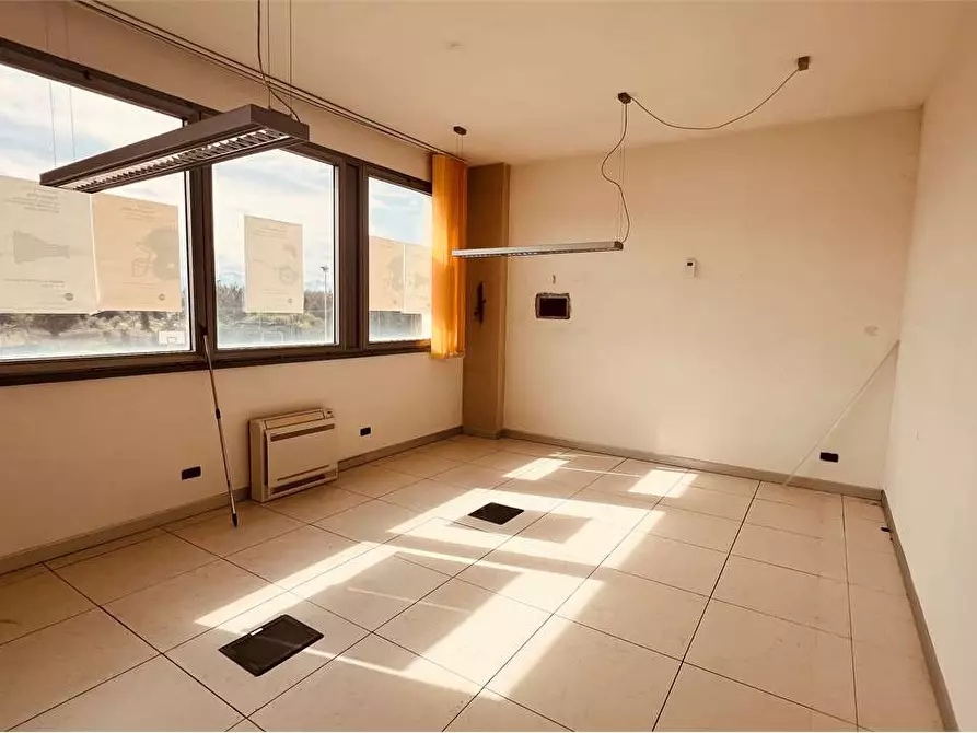 Immagine 17 di Negozio in affitto  in via delle ville  493 a Capannori