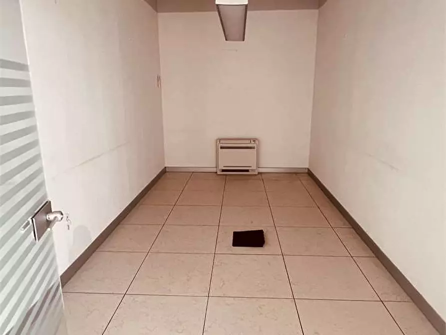 Immagine 19 di Negozio in affitto  in via delle ville  493 a Capannori