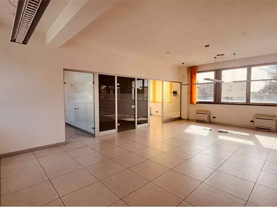 Immagine 15 di Negozio in affitto  in via delle ville  493 a Capannori