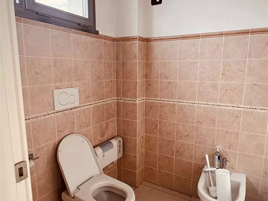 Immagine 11 di Negozio in affitto  in via delle ville  493 a Capannori