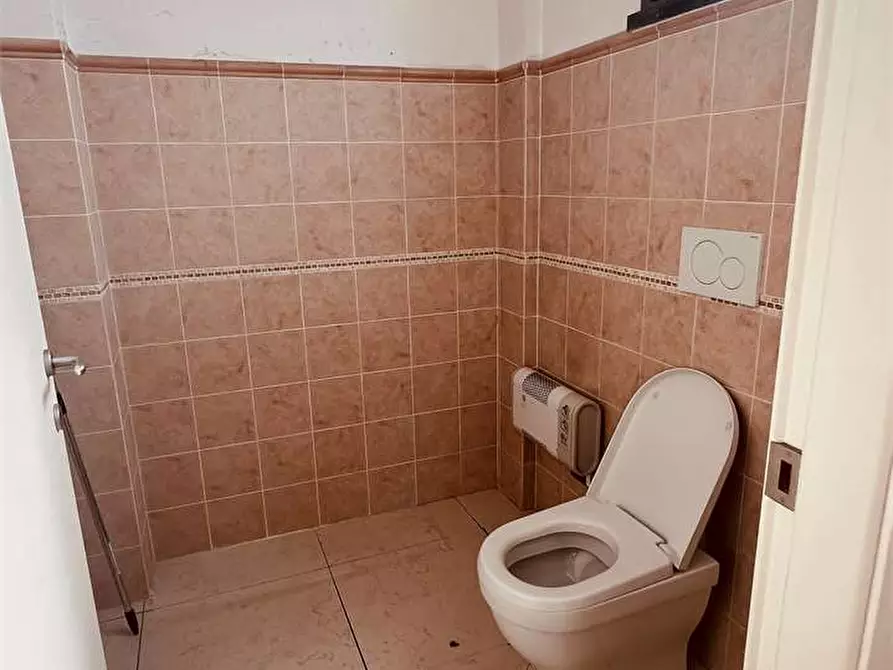 Immagine 12 di Negozio in affitto  in via delle ville  493 a Capannori