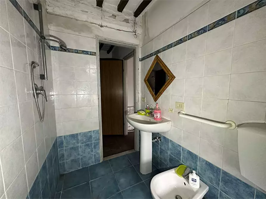 Immagine 19 di Porzione di casa in vendita  in via larga a Lucca